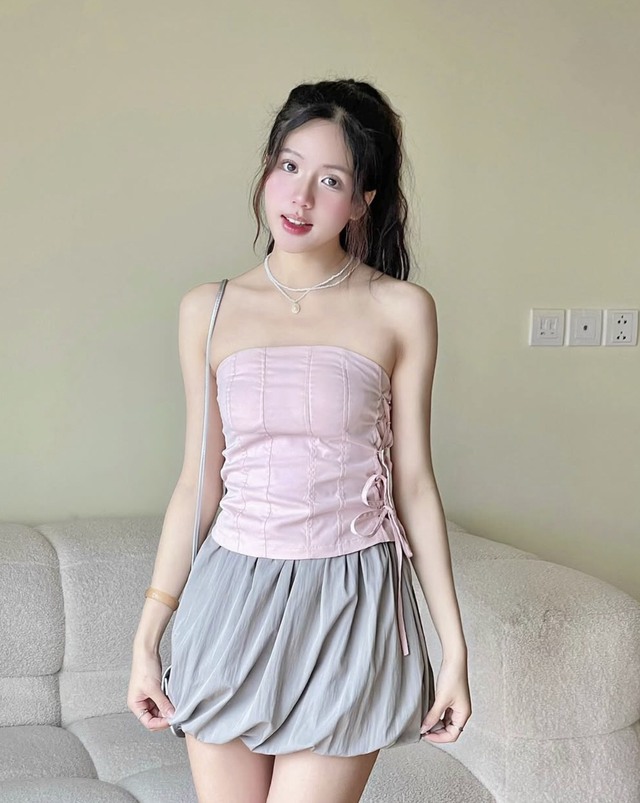 Phối đồ 'chuẩn chỉnh' cho nàng tự tin khoe dáng với áo ống- Ảnh 8. Phối đồ 'chuẩn chỉnh' cho nàng tự tin khoe dáng với áo ống- Ảnh 8.