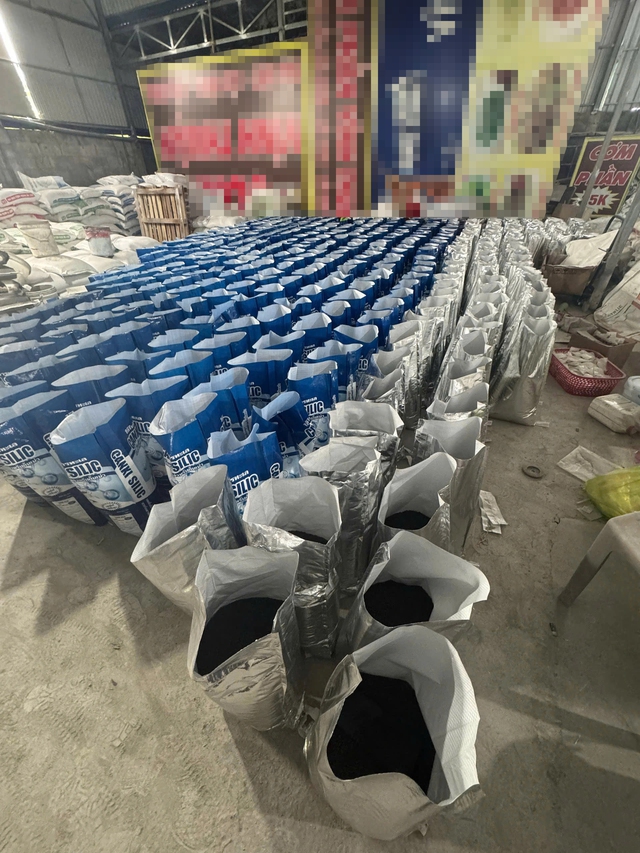 Không để phân bón giả “ém hàng”, né truy quét - Ảnh 2.