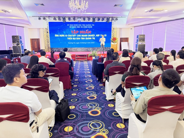 Quảng Trị: Tăng tốc phổ cập trí tuệ nhân tạo cho cán bộ, cộng đồng doanh nghiệp - Ảnh 2. Quảng Trị: Tăng tốc phổ cập trí tuệ nhân tạo cho cán bộ, cộng đồng doanh nghiệp - Ảnh 2.