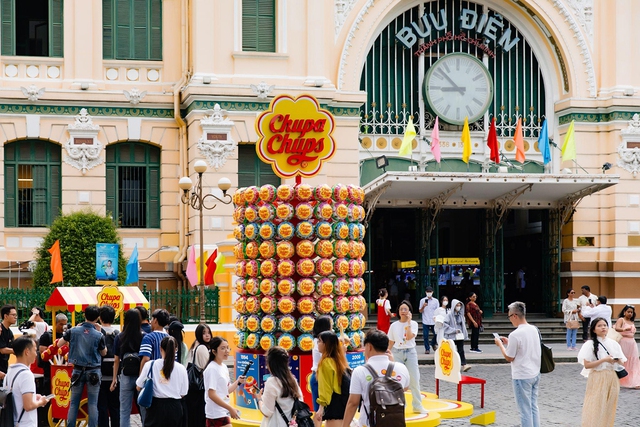 Mang th&aacute;p kẹo khổng lồ đi khắp Việt Nam, Chupa Chups nối d&agrave;i c&acirc;u chuyện m&atilde;i vui - Ảnh 1.