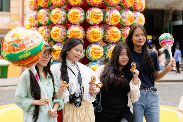 Mang th&aacute;p kẹo khổng lồ đi khắp Việt Nam, Chupa Chups nối d&agrave;i c&acirc;u chuyện m&atilde;i vui - Ảnh 5.