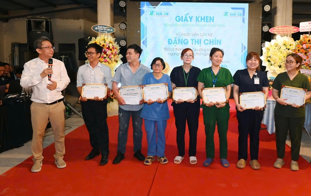 Long An: Cuộc giành giật sự sống bệnh nhân ngưng tim đột ngột trên cao tốc - Ảnh 2.