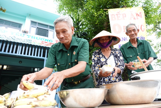 Chuyện tử tế: Bếp yêu thương tình đồng đội- Ảnh 2.