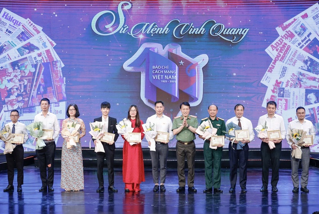 Phó tổng biên tập Báo Thanh Niên nhận Kỷ niệm chương Bảo vệ an ninh Tổ quốc- Ảnh 2.