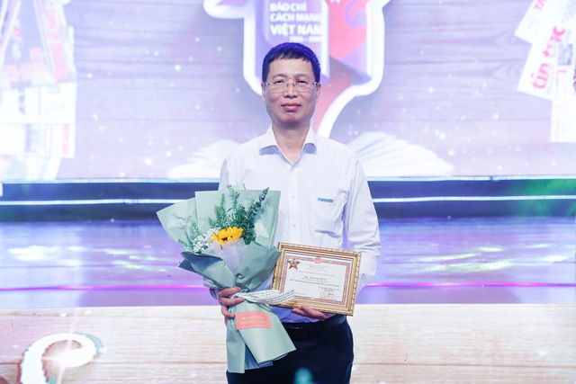 Phó tổng biên tập Báo Thanh Niên nhận Kỷ niệm chương Bảo vệ an ninh Tổ quốc- Ảnh 3.
