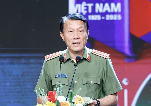 Phó tổng biên tập Báo Thanh Niên nhận Kỷ niệm chương Bảo vệ an ninh Tổ quốc