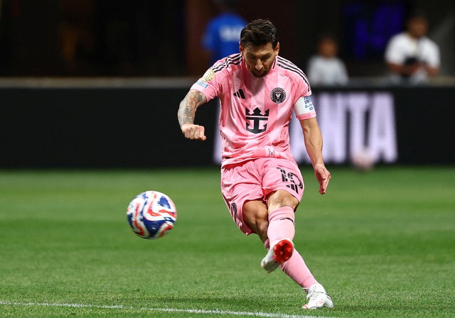 Messi ghi b&agrave;n si&ecirc;u phẩm s&uacute;t phạt, Inter Miami tiến gần v&ograve;ng 16 đội Club World Cup - Ảnh 1.
