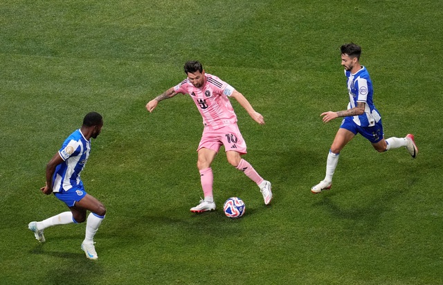 Messi ghi b&agrave;n si&ecirc;u phẩm s&uacute;t phạt, Inter Miami tiến gần v&ograve;ng 16 đội Club World Cup - Ảnh 2.