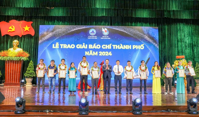 Phóng viên Báo Thanh Niên đoạt 2 giải báo chí TP.Đà Nẵng - Ảnh 1.