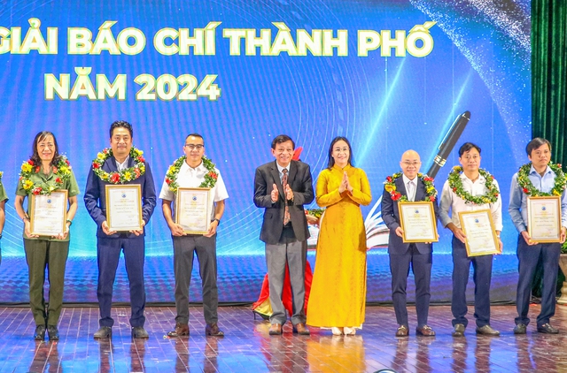 Phóng viên Báo Thanh Niên đoạt 2 giải báo chí TP.Đà Nẵng - Ảnh 2.