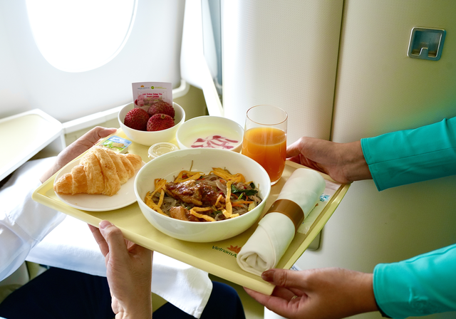 

Suất ăn hạng thương gia của Vietnam Airlines được bổ sung món tráng miệng là vải trứng Hưng Yên  