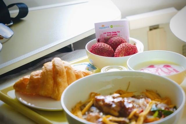 


Hành khách sẽ có cơ hội thưởng thức hương vị mùa hè đồng bằng Bắc bộ ngay trên độ cao 10.000 mét  