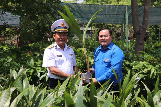 Bàn giao công trình thanh niên ‘Dừa Bến Tre với biển, đảo quê hương’ Bàn giao công trình thanh niên ‘Dừa Bến Tre với biển, đảo quê hương’