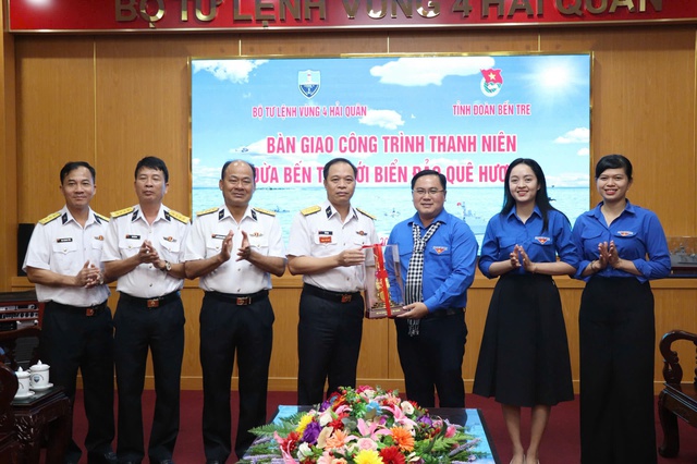 Bàn giao công trình thanh niên “Dừa Bến Tre với biển, đảo quê hương”- Ảnh 4. Bàn giao công trình thanh niên “Dừa Bến Tre với biển, đảo quê hương”- Ảnh 4.