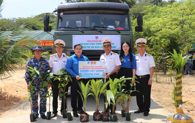 Bàn giao công trình thanh niên “Dừa Bến Tre với biển, đảo quê hương”- Ảnh 2. Bàn giao công trình thanh niên “Dừa Bến Tre với biển, đảo quê hương”- Ảnh 2.
