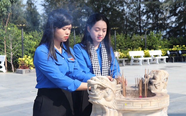 Bàn giao công trình thanh niên “Dừa Bến Tre với biển, đảo quê hương”- Ảnh 5. Bàn giao công trình thanh niên “Dừa Bến Tre với biển, đảo quê hương”- Ảnh 5.