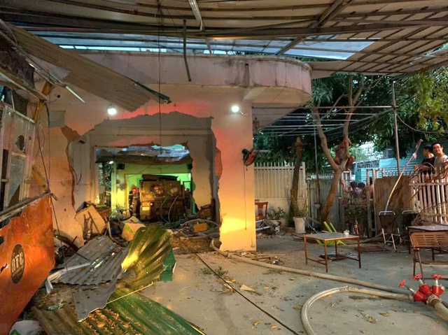 Khánh Hòa: Xe tải tông sập nhà dân, 2 người bị thương nặng Khánh Hòa: Xe tải tông sập nhà dân, 2 người bị thương nặng