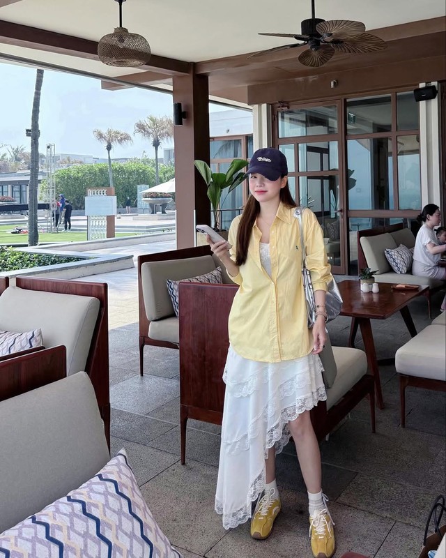 Công thức lên đồ với váy lệch tà cho nàng tự tin tỏa sáng- Ảnh 2. Công thức lên đồ với váy lệch tà cho nàng tự tin tỏa sáng- Ảnh 2.