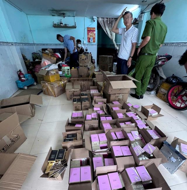 Công an TP.HCM bắt 7 người, thu giữ hơn 10.000 chai nước hoa giả thương hiệu lớn- Ảnh 1.