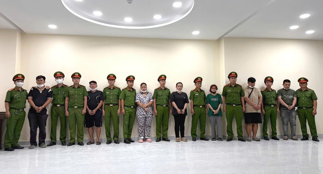 Công an TP.HCM bắt 7 người, thu giữ hơn 10.000 chai nước hoa giả thương hiệu lớn- Ảnh 2.