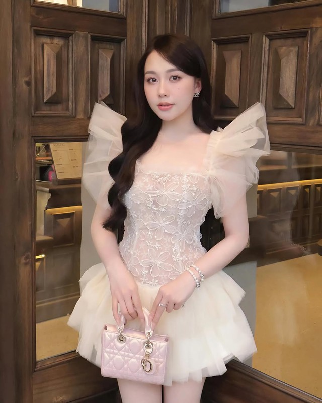 Muôn kiểu váy hạ eo cho nàng ngày nắng- Ảnh 4. Muôn kiểu váy hạ eo cho nàng ngày nắng- Ảnh 4.
