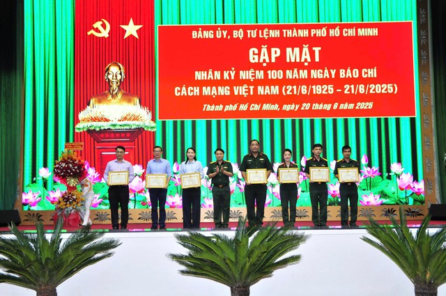 Bộ Tư lệnh TP.HCM tri ân báo chí nhân 100 năm Báo chí cách mạng Việt Nam- Ảnh 2. Bộ Tư lệnh TP.HCM tri ân báo chí nhân 100 năm Báo chí cách mạng Việt Nam- Ảnh 2.