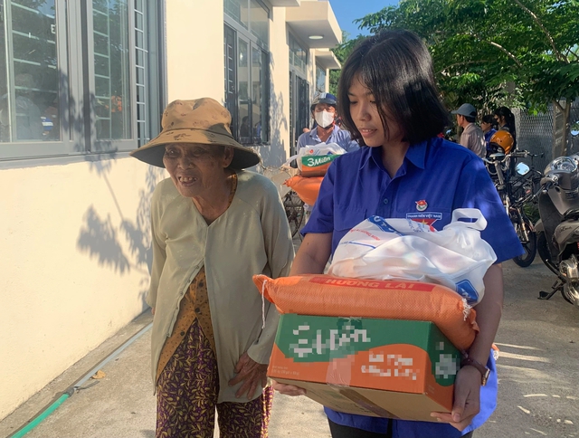 Chuyến xe yêu thương mang quà đến người nghèo tại TP . Tuy hòa , Phú Yên - Ảnh 2.