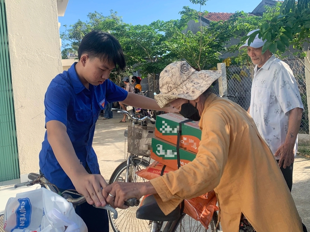 Chuyến xe yêu thương mang quà đến người nghèo tại TP . Tuy hòa , Phú Yên - Ảnh 3.
