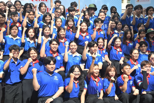 Tiếp sức để thí sinh nhẹ nhàng vượt ngàn bài thi - Ảnh 4.
