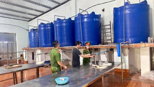 Công an Thanh Hóa thông tin vụ hàng ngàn chai nước mắm vứt bỏ ở Quảng Nam Công an Thanh Hóa thông tin vụ hàng ngàn chai nước mắm vứt bỏ ở Quảng Nam