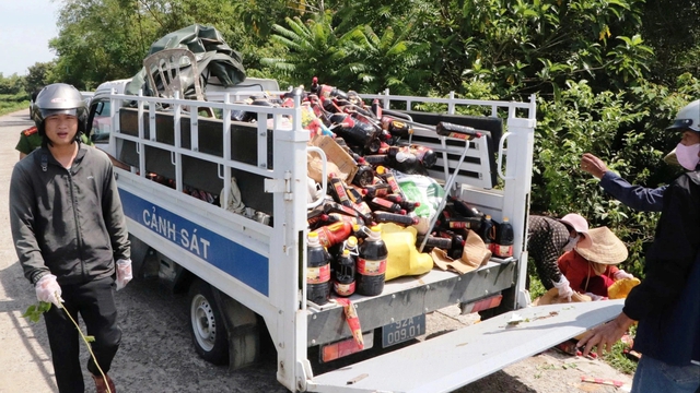 Hàng ngàn chai nước mắm Quảng Nam bị vứt bỏ gây xôn xao dư luận - Ảnh 2. Hàng ngàn chai nước mắm Quảng Nam bị vứt bỏ gây xôn xao dư luận - Ảnh 2.