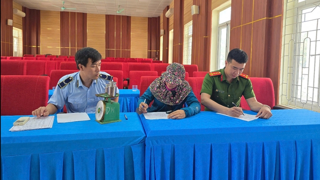 Xử phạt hành chính người bán hải sản cân thiếu cho khách du lịch- Ảnh 2. Xử phạt hành chính người bán hải sản cân thiếu cho khách du lịch- Ảnh 2.