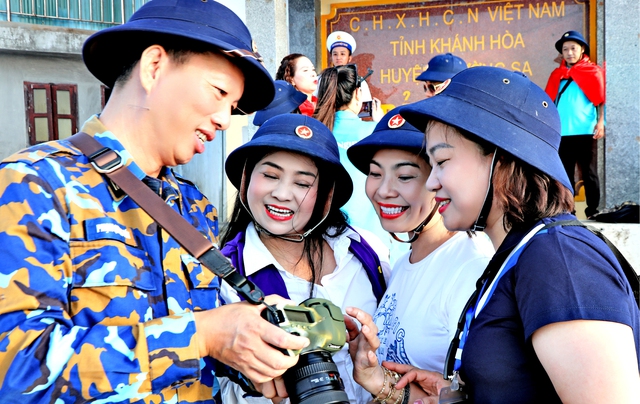 'Khoảnh khắc Trường Sa' qua góc nhìn của nghệ sĩ nhiếp ảnh- Ảnh 5. 'Khoảnh khắc Trường Sa' qua góc nhìn của nghệ sĩ nhiếp ảnh- Ảnh 5.