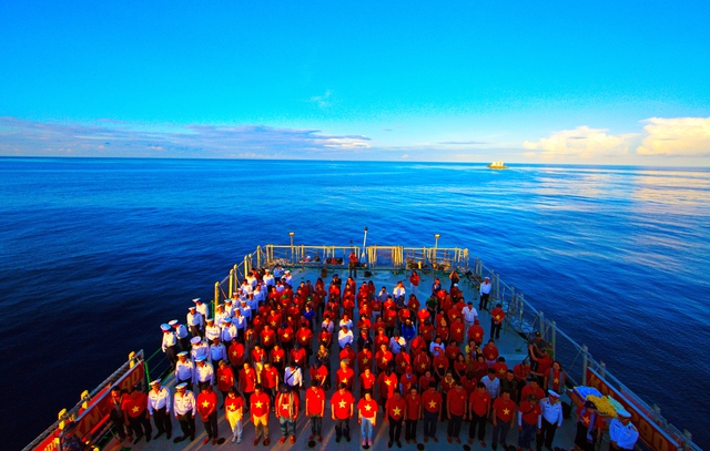 'Khoảnh khắc Trường Sa' qua góc nhìn của nghệ sĩ nhiếp ảnh- Ảnh 2. 'Khoảnh khắc Trường Sa' qua góc nhìn của nghệ sĩ nhiếp ảnh- Ảnh 2.