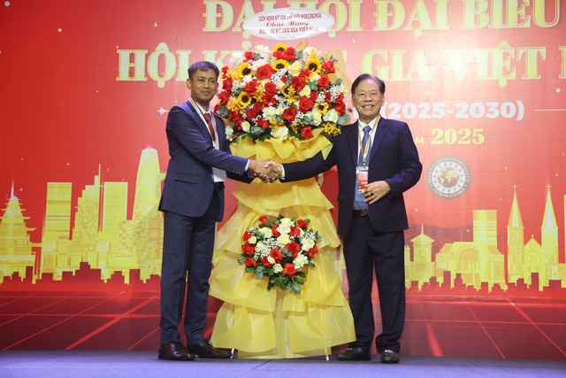 TS Thang Văn Phúc tiếp tục làm Chủ tịch Hội Kỷ lục Việt Nam- Ảnh 5. TS Thang Văn Phúc tiếp tục làm Chủ tịch Hội Kỷ lục Việt Nam- Ảnh 5.