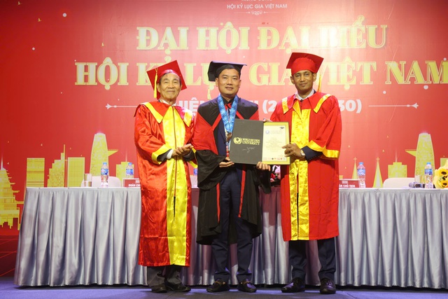 TS Thang Văn Phúc tiếp tục làm Chủ tịch Hội Kỷ lục Việt Nam- Ảnh 9. TS Thang Văn Phúc tiếp tục làm Chủ tịch Hội Kỷ lục Việt Nam- Ảnh 9.