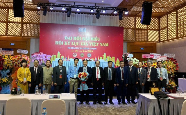 TS Thang Văn Phúc tiếp tục làm Chủ tịch Hội Kỷ lục Việt Nam- Ảnh 6. TS Thang Văn Phúc tiếp tục làm Chủ tịch Hội Kỷ lục Việt Nam- Ảnh 6.