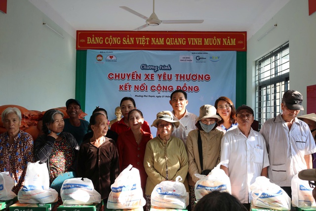 ‘Chuyến xe yêu thương’ mang quà đến với người nghèo
