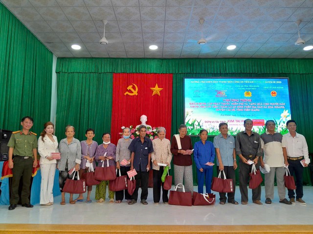 Công an tỉnh Tiền Giang tổ chức khám chữa bệnh cho người dân thuộc xã Hòa Khánh Công an tỉnh Tiền Giang tổ chức khám chữa bệnh cho người dân thuộc xã Hòa Khánh