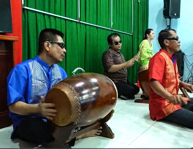 Chuyện tử tế: Lớp dạy nhạc ngũ âm cho người khiếm thị - Ảnh 1.