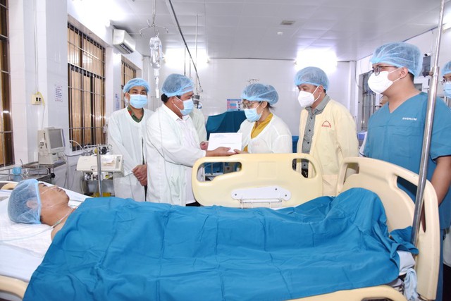 Cà Mau: Cán bộ bảo vệ ANTT bị đâm đã qua cơn nguy kịch Cà Mau: Cán bộ bảo vệ ANTT bị đâm đã qua cơn nguy kịch