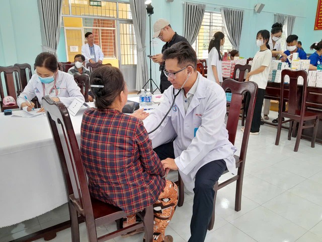 Công an tỉnh Tiền Giang tổ chức khám chữa bệnh cho người dân thuộc xã Hòa Khánh- Ảnh 2. Công an tỉnh Tiền Giang tổ chức khám chữa bệnh cho người dân thuộc xã Hòa Khánh- Ảnh 2.
