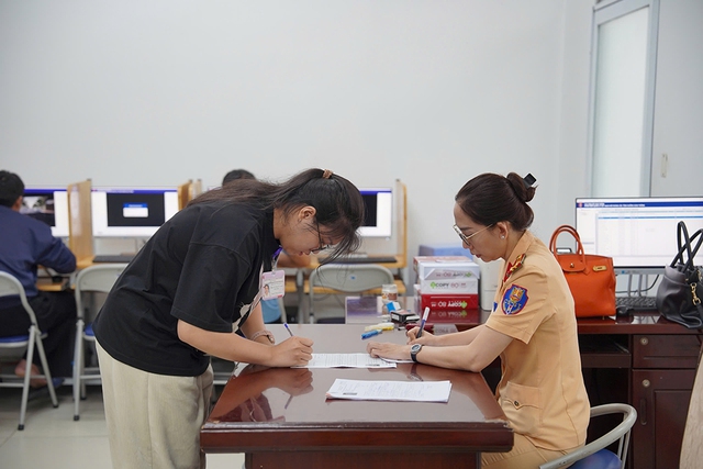 CSGT vừa sát hạch vừa cấp đổi GPLX: Người dân được lợi gì? CSGT vừa sát hạch vừa cấp đổi GPLX: Người dân được lợi gì?