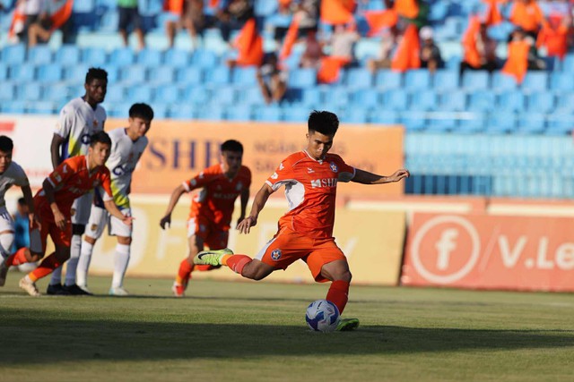 Đua trụ hạng V-League kịch tính hơn phim: Đà Nẵng đá play-off với Bình Phước, Quảng Nam thoát hiểm- Ảnh 2. Đua trụ hạng V-League kịch tính hơn phim: Đà Nẵng đá play-off với Bình Phước, Quảng Nam thoát hiểm- Ảnh 2.