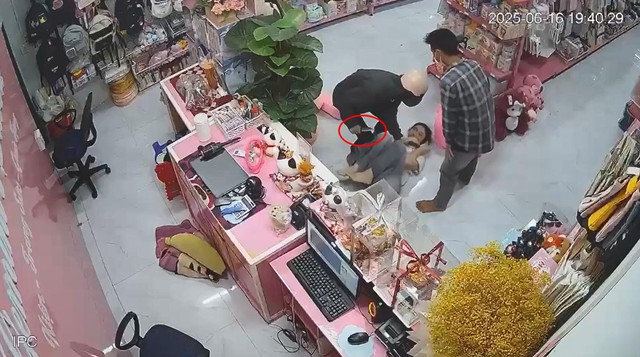 Bình Phước: Bắt giữ 2 nghi phạm cướp tài sản ở cửa hàng quà tặng Bình Phước: Bắt giữ 2 nghi phạm cướp tài sản ở cửa hàng quà tặng