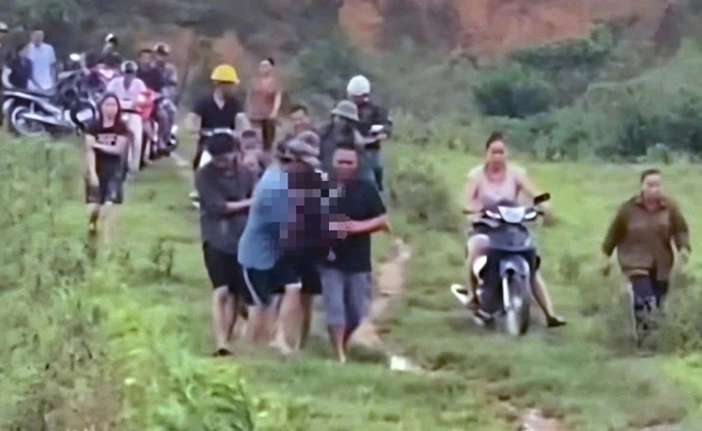 Nữ sinh chăn bò bị sét đánh tử vong ngoài cánh đồng Nữ sinh chăn bò bị sét đánh tử vong ngoài cánh đồng