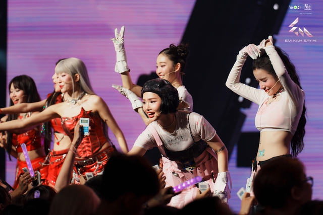 'Em xinh say hi' tổ chức concert: Có quá vội vàng?- Ảnh 1. 'Em xinh say hi' tổ chức concert: Có quá vội vàng?- Ảnh 1.