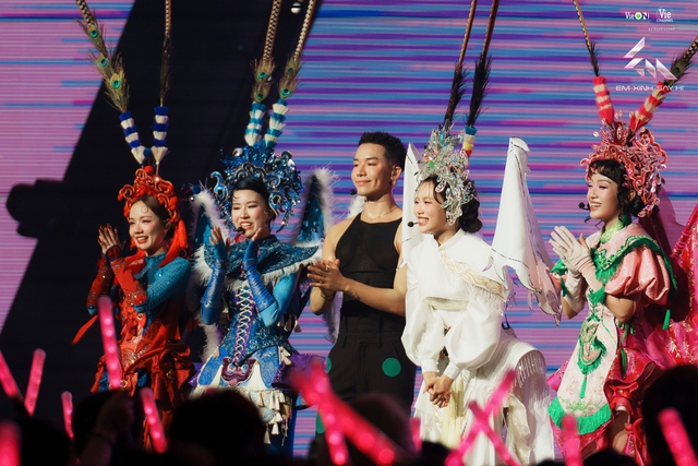 'Em xinh say hi' tổ chức concert: Có quá vội vàng?- Ảnh 2. 'Em xinh say hi' tổ chức concert: Có quá vội vàng?- Ảnh 2.
