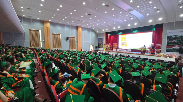 Trường ĐH Đà Lạt tổ chức lễ tốt nghiệp cho 1 . 400 Sinh viên năm 2025 - Ảnh 4. Trường ĐH Đà Lạt tổ chức lễ tốt nghiệp cho 1 . 400 Sinh viên năm 2025 - Ảnh 4.