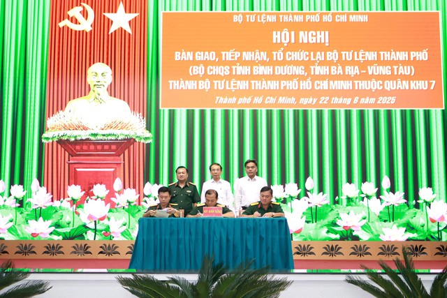 TP.HCM tiếp nhận lực lượng quân sự từ Bình Dương, Bà Rịa - Vũng Tàu- Ảnh 2. TP.HCM tiếp nhận lực lượng quân sự từ Bình Dương, Bà Rịa - Vũng Tàu- Ảnh 2.